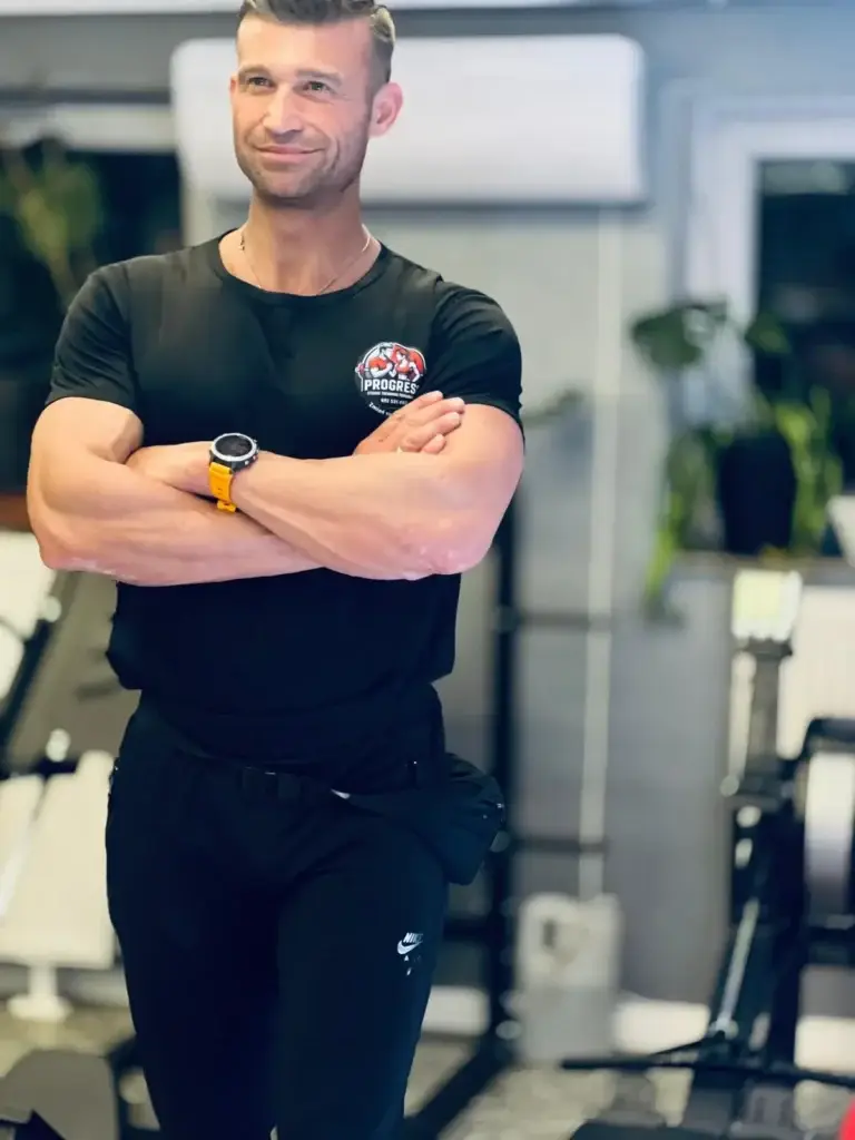 Piotr Urbaniak – trener personalny we Wrocławiu, w studiu treningowym